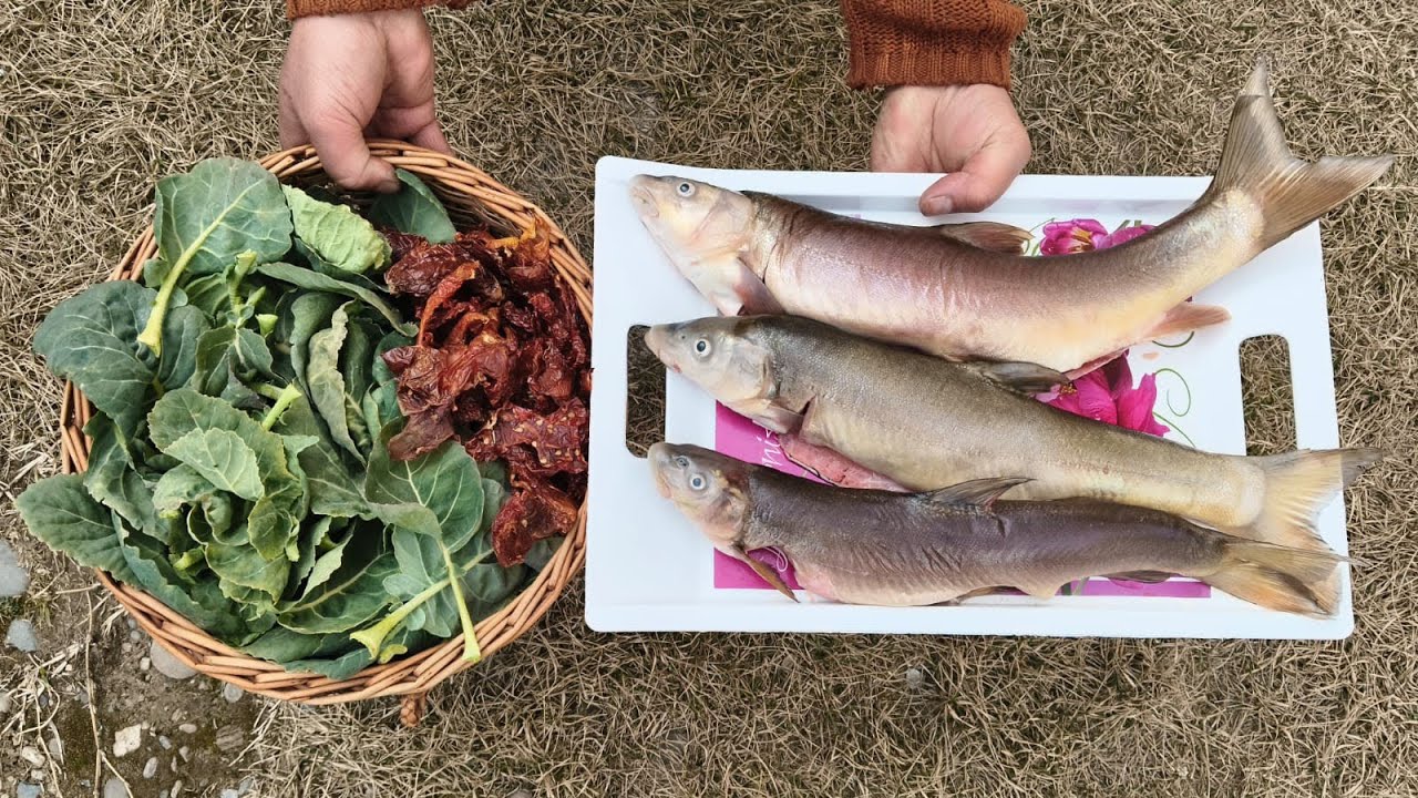 Kashmiri style gaade haakh te tamatar hatche recipe 😋(jhelum fish with sun-dried tomatoes)👍