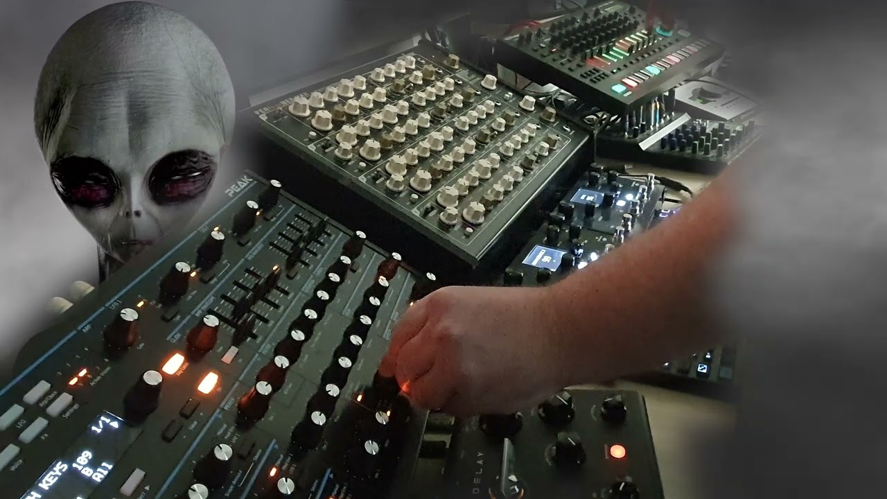 The Grey Watcher - DAWless Live Under Alien Eyes | Studio Cave Session #dawless #synth