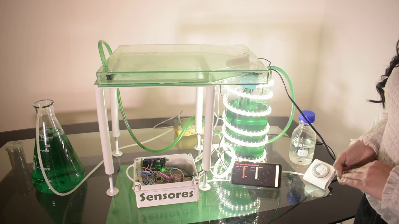 FOTOBIORREACTOR DE CAPA FINA CON TANQUE DE INTERCAMBIO DE GASES PARA EL CULTIVO DE MICROALGAS