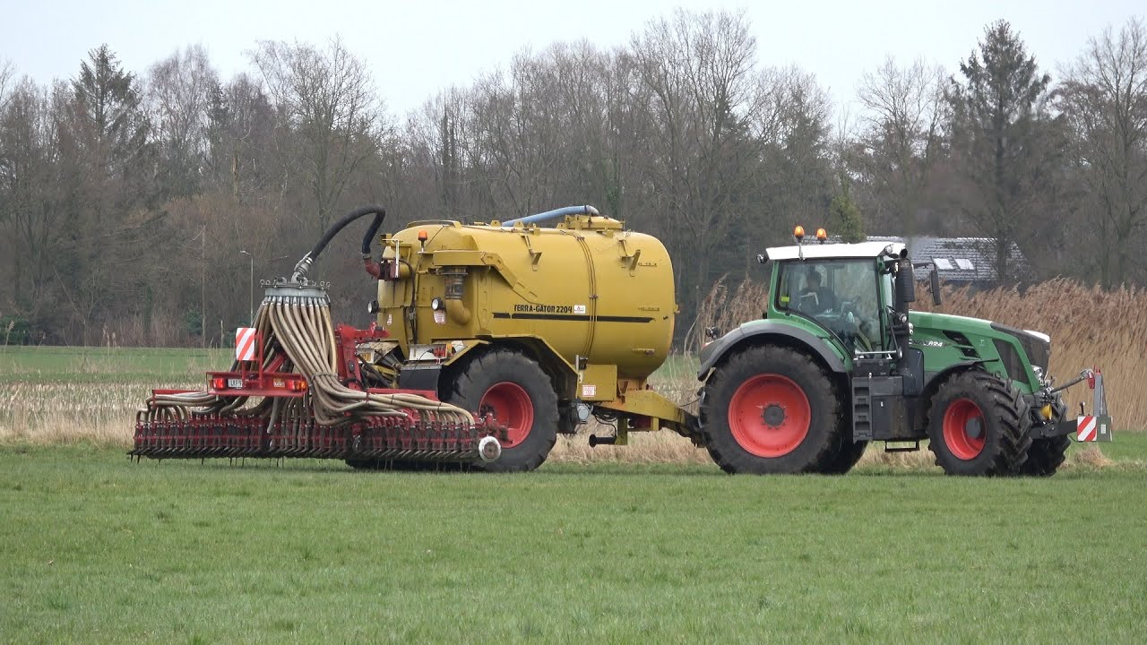De Vosseboer met Fendt 824 Vario met TerraGator 2204 tank en Schuitemaker Exacta 870 bemester (2023)