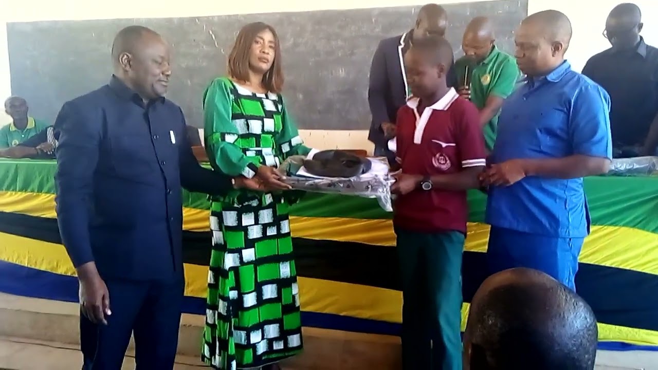 MBUNGE REHEMA AGUSA WANAFUNZI WENYE MAHITAJI MAALUM/ATUMIA MIL 10.4