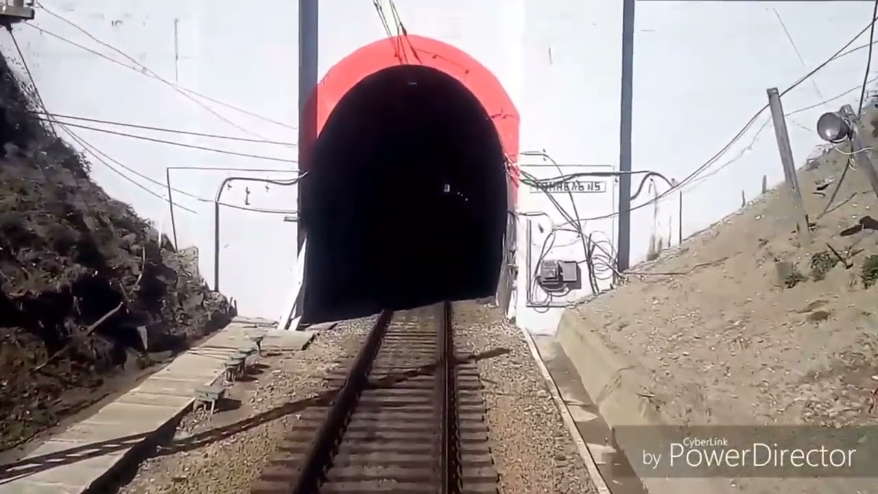 Машинист ведёт поезд из Сочи в Лоо. 