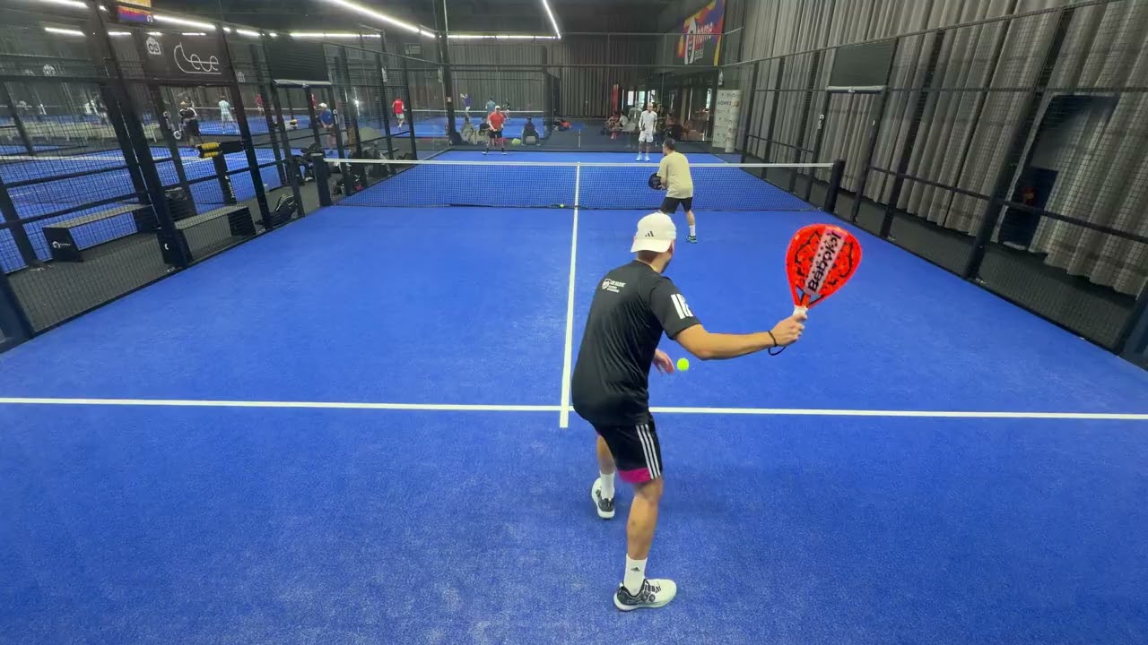 Mic'd Up Padel 🎤  Van de baan geslagen door maatjes. Wat kon beter?? 🧐