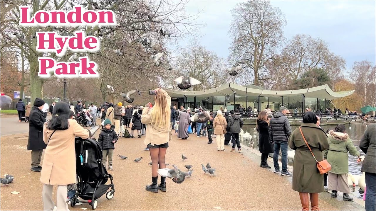 London Walk on Christmas Day, 1pm on 25th December, Knightsbridge, Hyde Park,Belgravia,Sloane Street