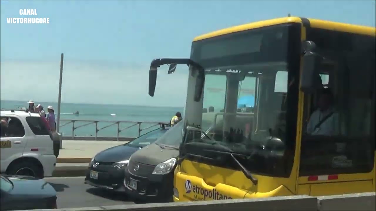 Viajando en un bus alimentador del Metropolitano  rumbo al Circuito de Playas de la Costa Verde.
