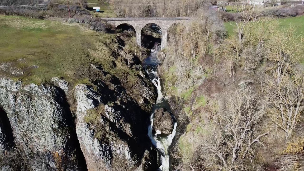 Château du sailhant et sa Cascade Et cascade Maleval (Cantal)