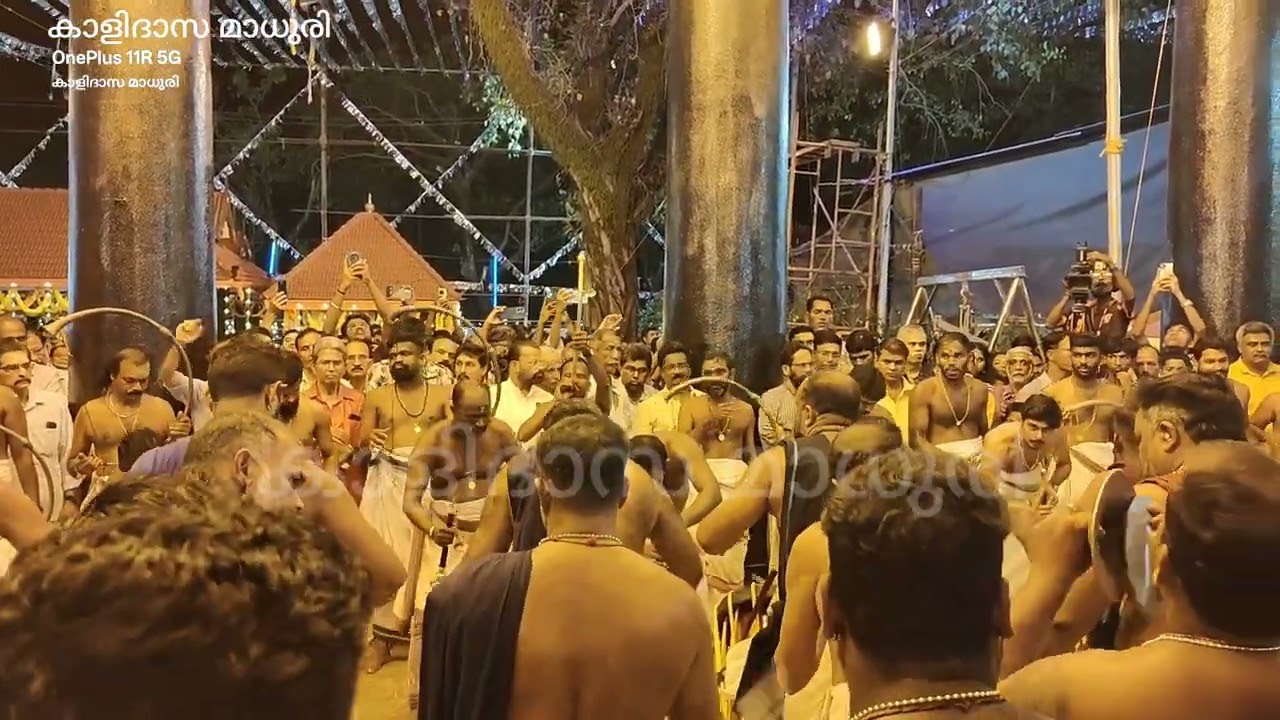 തൃപ്പൂണിത്തുറ മരട്കൊട്ടാരം ഭഗവതിക്ഷേത്രത്തിലെ താലപ്പൊലി ഗംഭീര പാണ്ടിമേളം | Maradu Temple Thalapoli