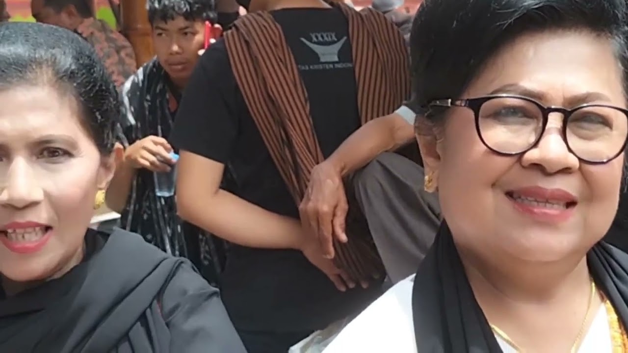 Adat Rambu Solo' di Patte'ne Kota Palopo menerima tamu ( Almh.Arumen ) Nek Rion