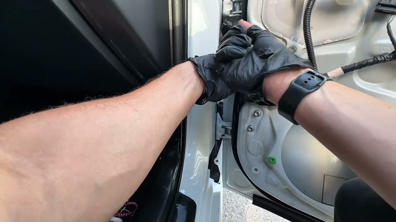 Замена ограничителя двери на Toyota Camry 70
