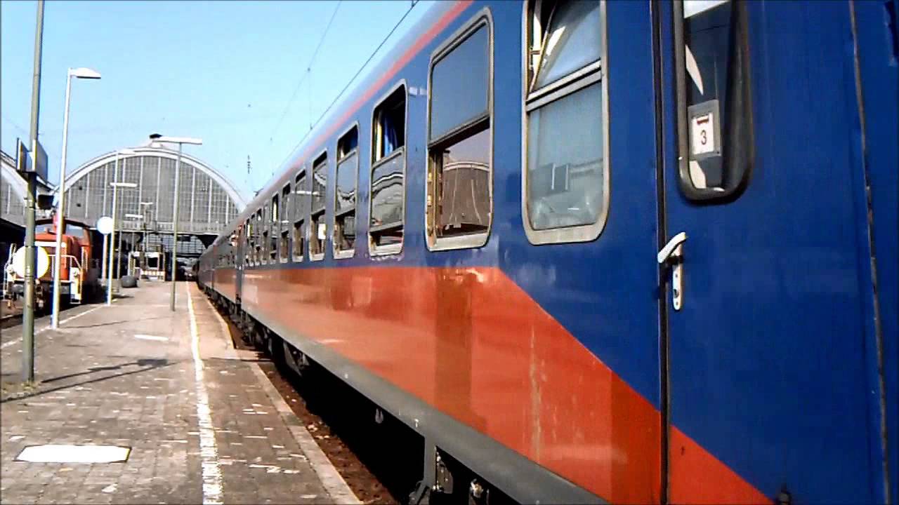 Baureihe 110 mit dem Sonderzug bei der Abfahrt vom Karlsruher Hauptbahnhof mit Pfiff