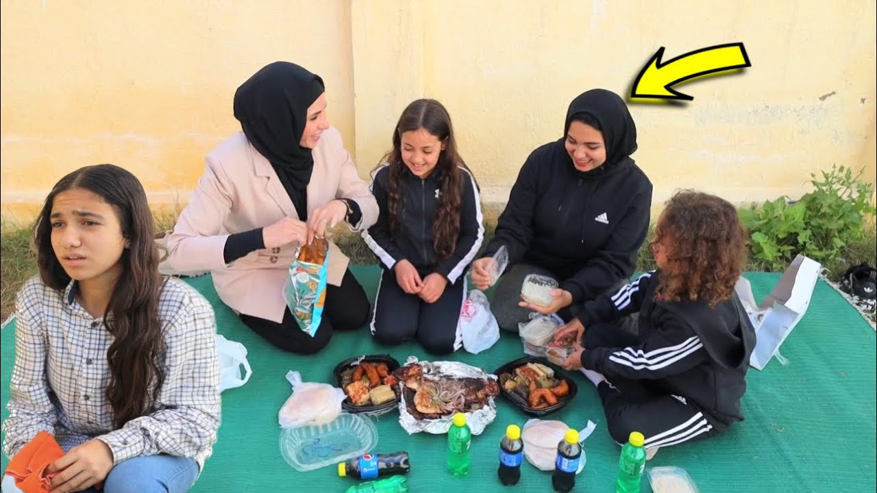 بنت صغيرة تاكل فراخ مشوية ومحشي !!