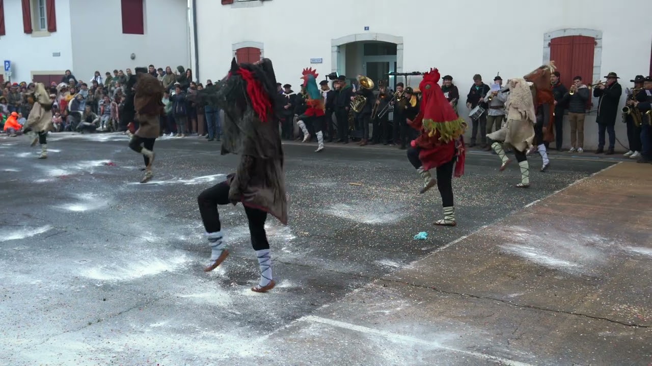 Ihauteri garaian, Hartzaro otsailaren 17an Uztaritzen (pasarteak, 1)