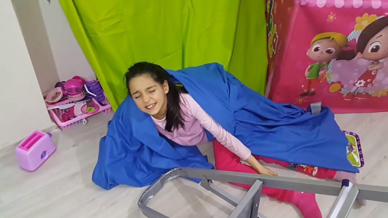 Melike Evcilik Oynarken Baskın Yaptım &Ccedil;adır &Uuml;st&uuml;ne Yıkıldı