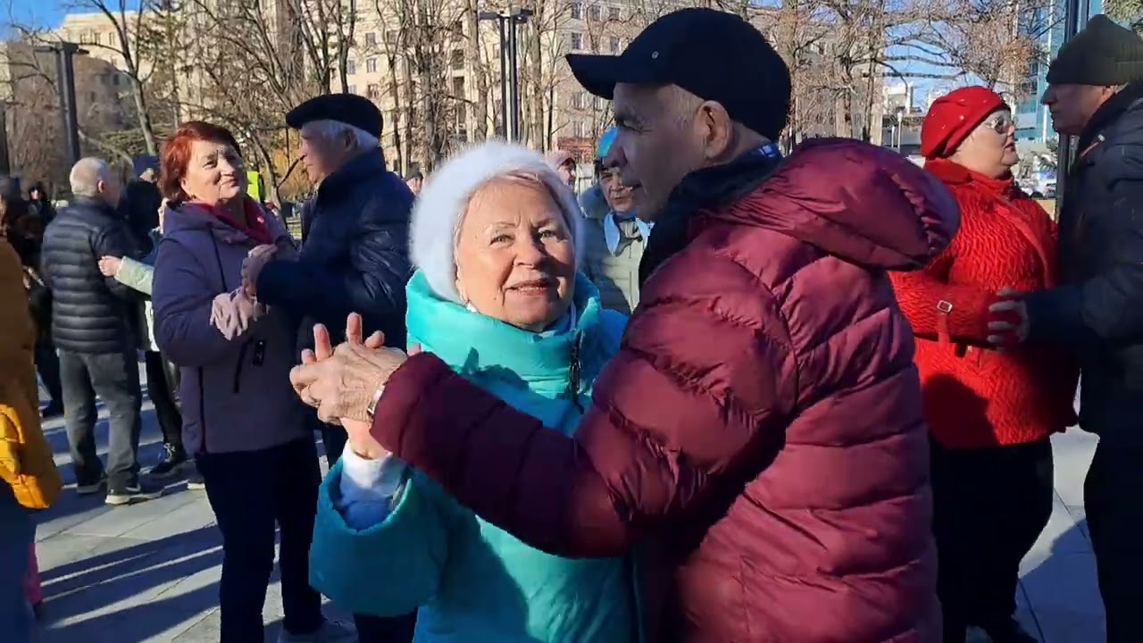 ЛЕЖАЛА РОЗА В УЛИЧНОЙ ПЫЛИ