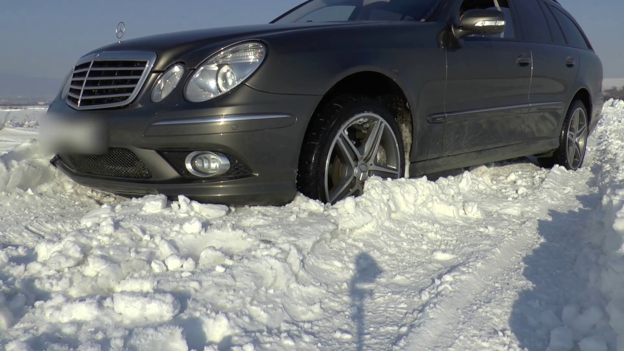 Mercedes E 500 V8 snow stuck