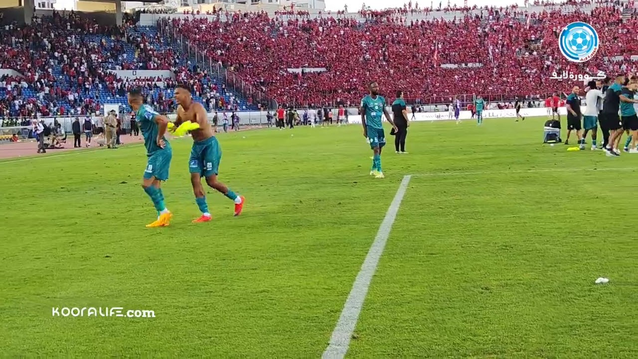 احتفالية هستيرية لجماهير 