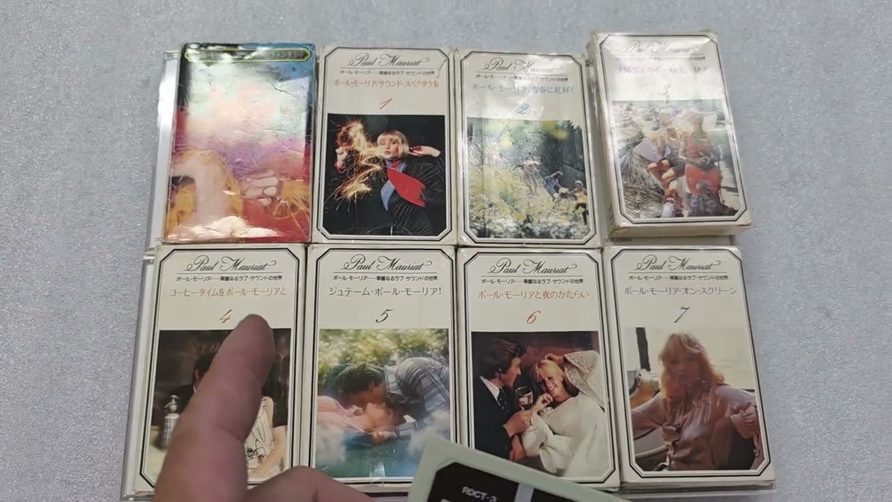 Băng Cassette nhạc quốc tế, made in Japan. Băng Maxell XLII 90 phút tem full Gold tiếng nước ngoài.