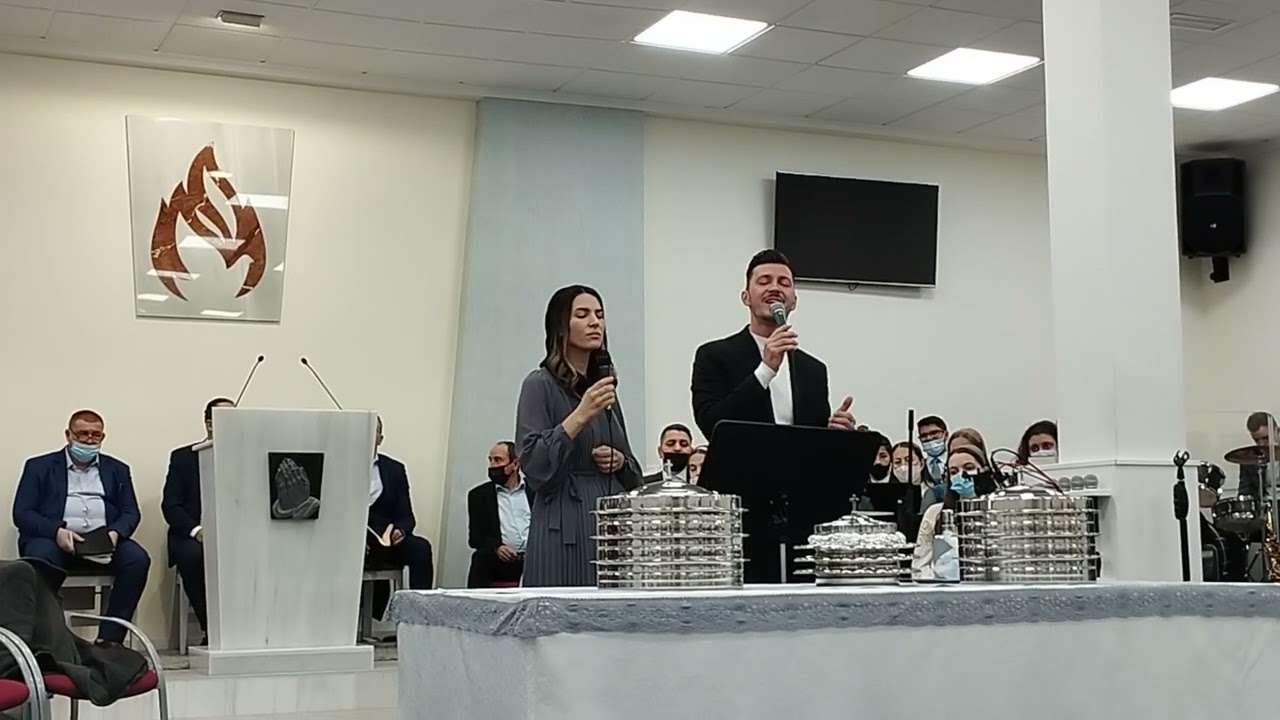 Era căzut sub cruce, rănit si-ndurerat.........Dana si Otto Pascal