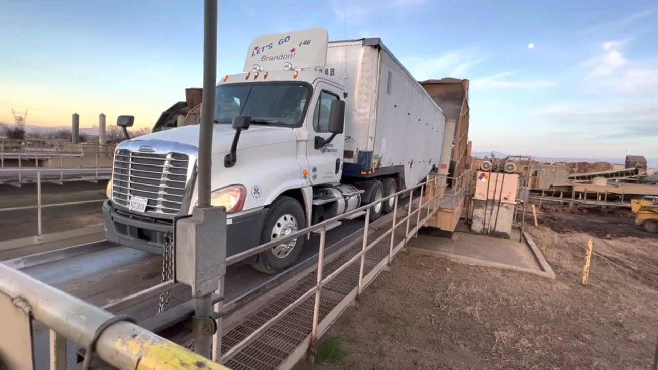 Unloading a chip trailer