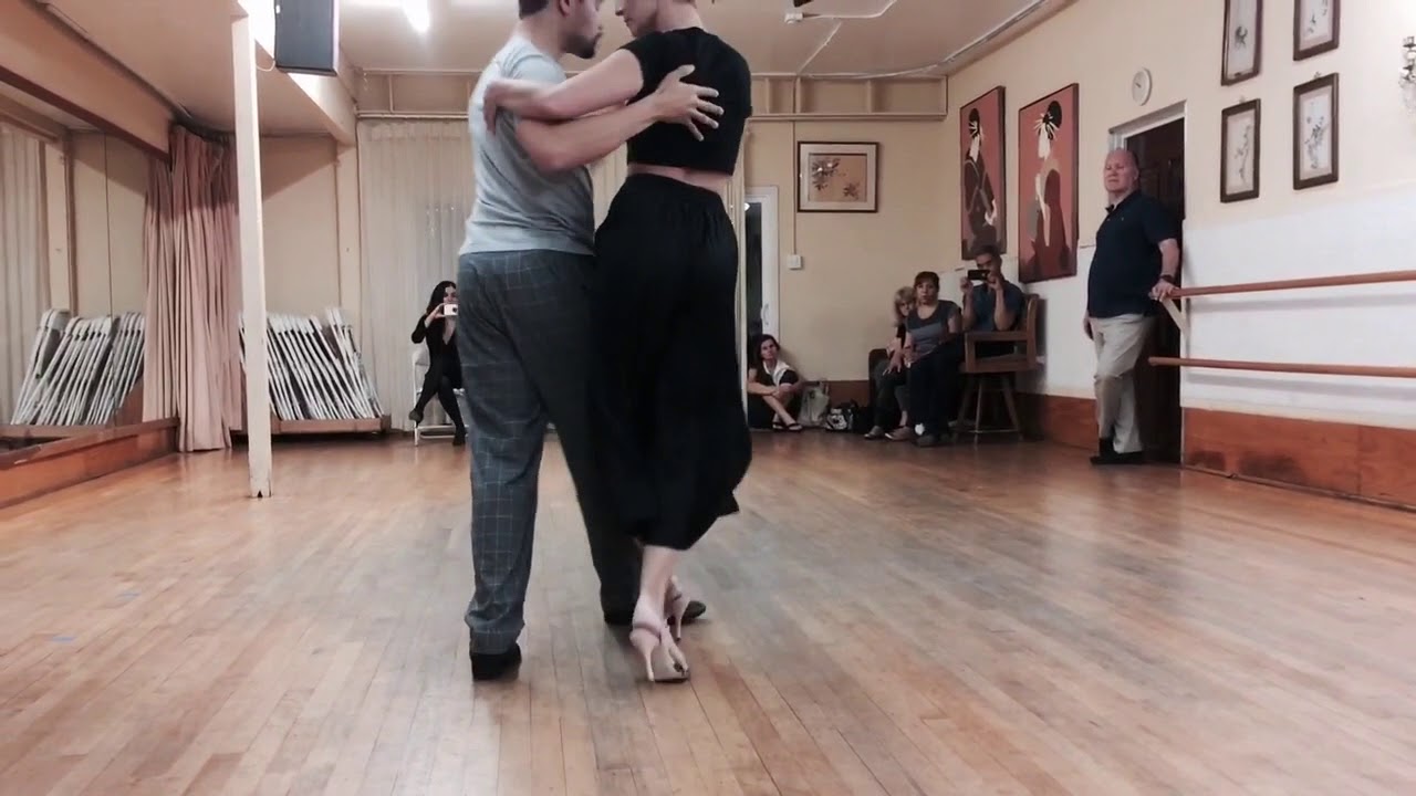 Tango 204: Vals, Change of Direction