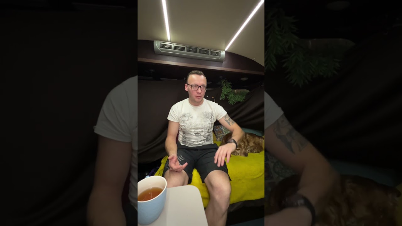 В гости к соседям-автодомщикам. 9 месяцев живут в автодоме-пазике #вэнлайф