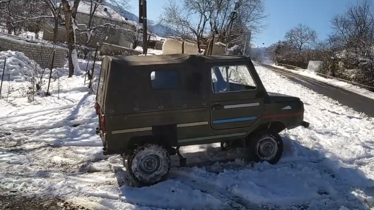 в грязи и снегу настоящий зверь Старый, но злой жестком оффроуде легендарный советский внедорожниk