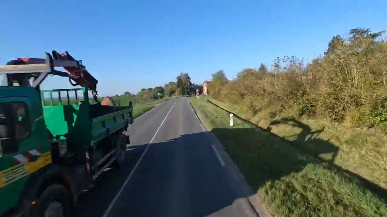 LA ROUTE PAR UNE BELLE JOURNÉE D'AUTOMNE