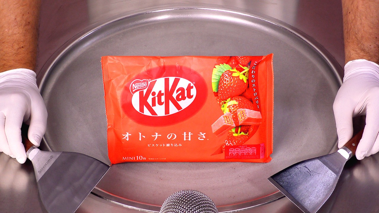 Я превращаю клубнику KitKat в роллы с мороженым! (-30&deg;С) | Не разговаривать | АСМР