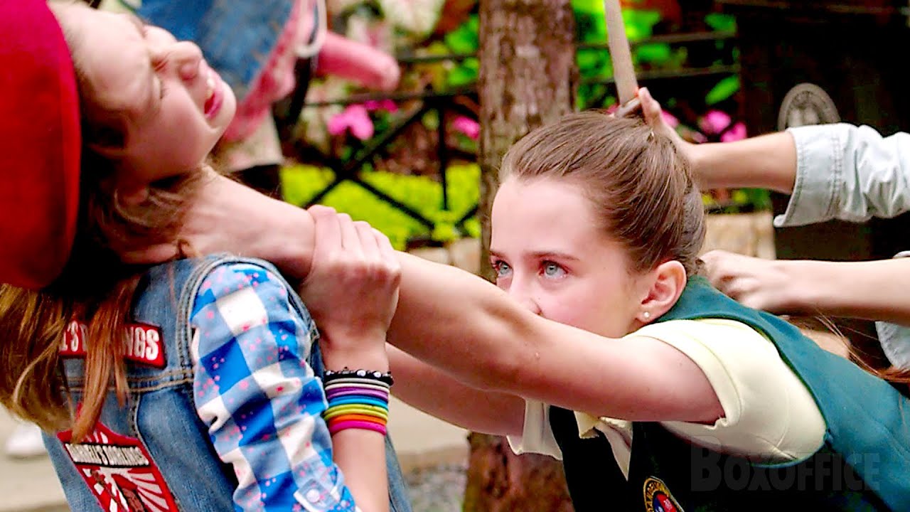 La pelea callejera de las Girl Scouts | La jefa | Clip en Español