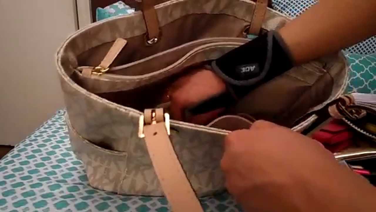 What's in my purse/bag Michael Kors