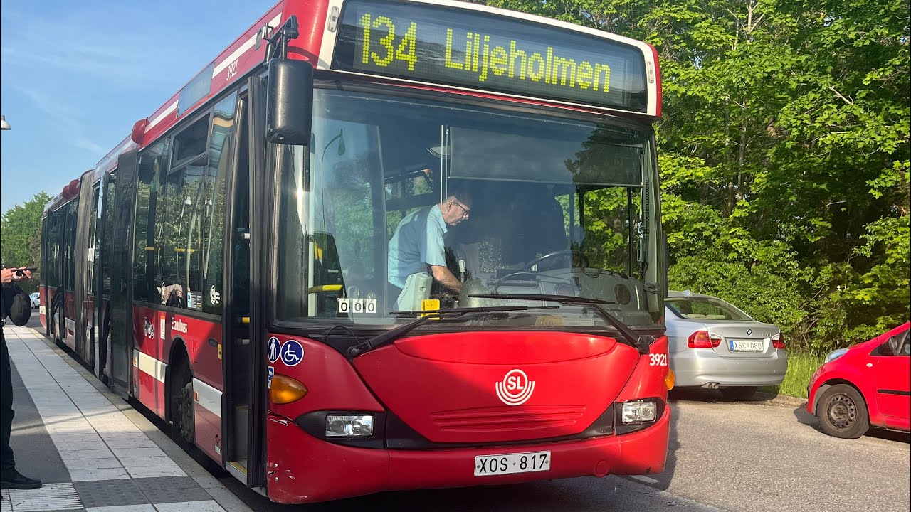 Linje 134 Liljeholmen-Östbergahöjden med en Scania CL94UA keolis 3921