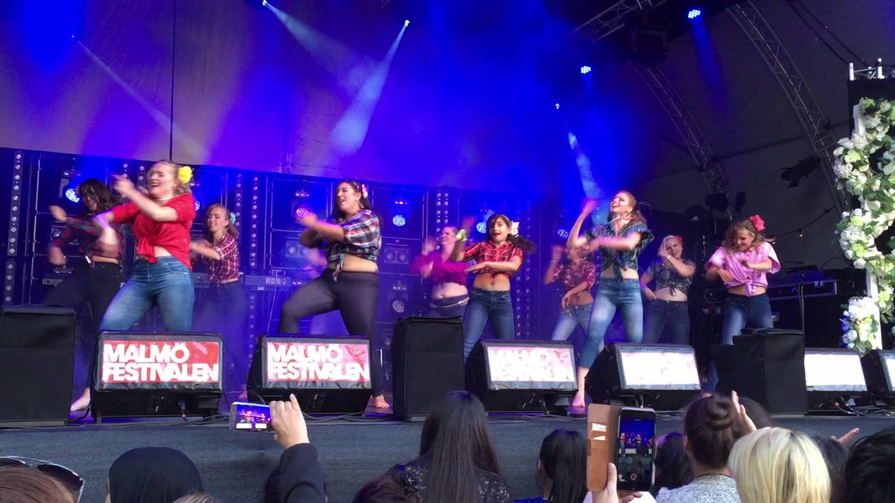 Two states iski uski dance by Swedish girls