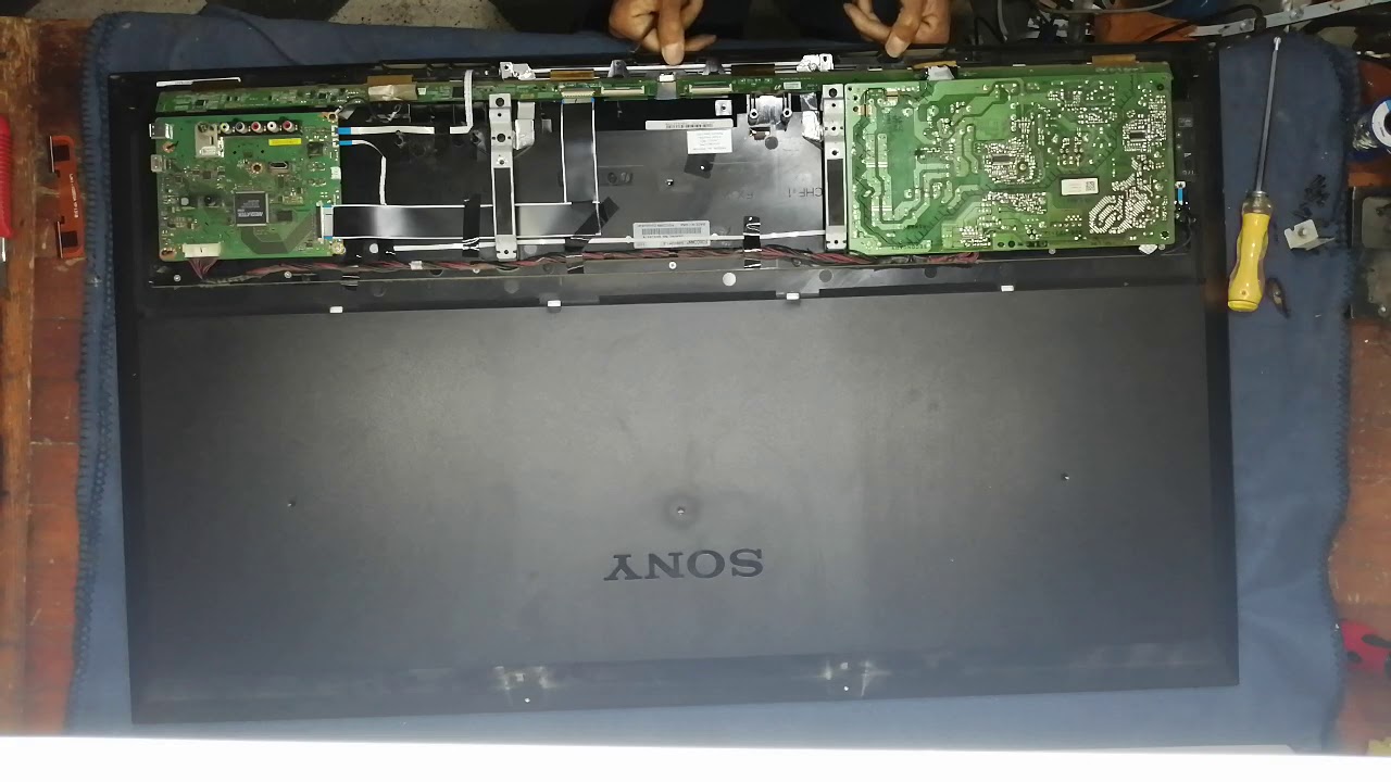 How to remove screen backlight Problème Sony KDL-46R450A.  الجزء الأول