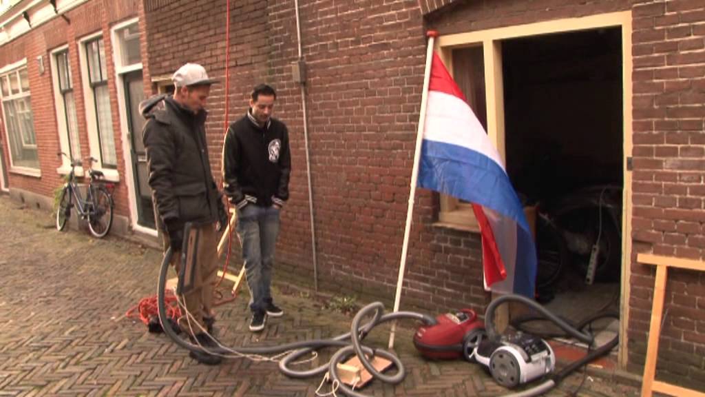 Proefkonijnen - Muur klimmen met een stofzuiger