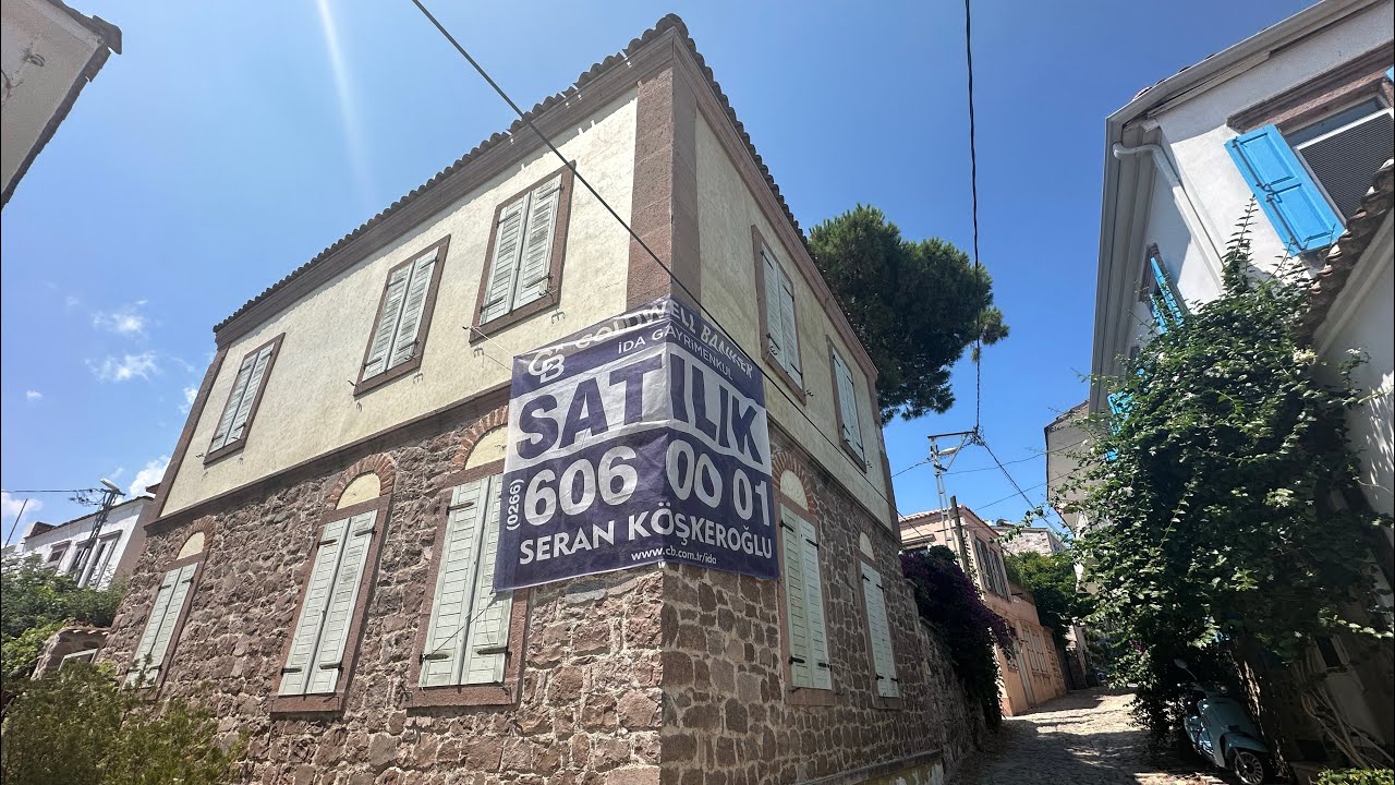 Cunda adasında tarih kokulu satılık taş ev