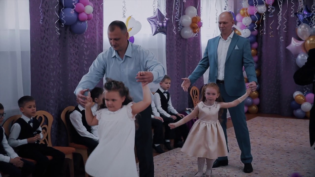 Танец мам и сыновей и отцов и дочерей в детском саду 