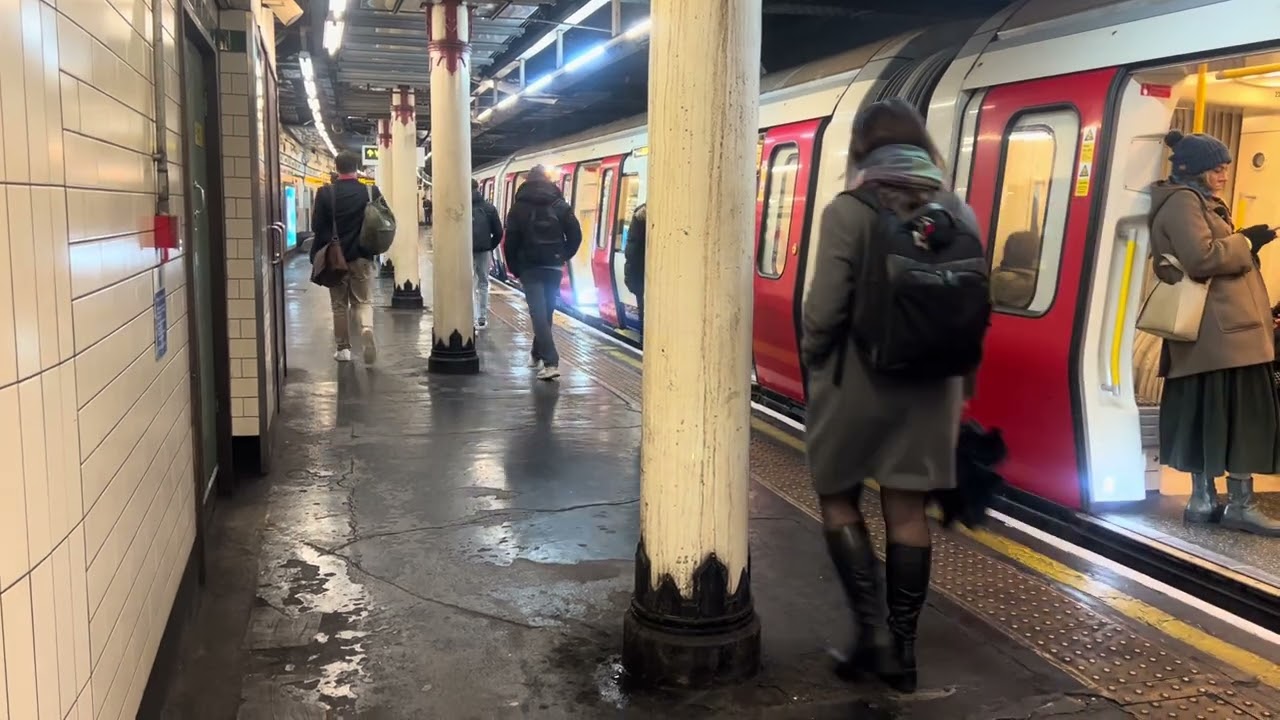 District Line Arriving at Temple Station
