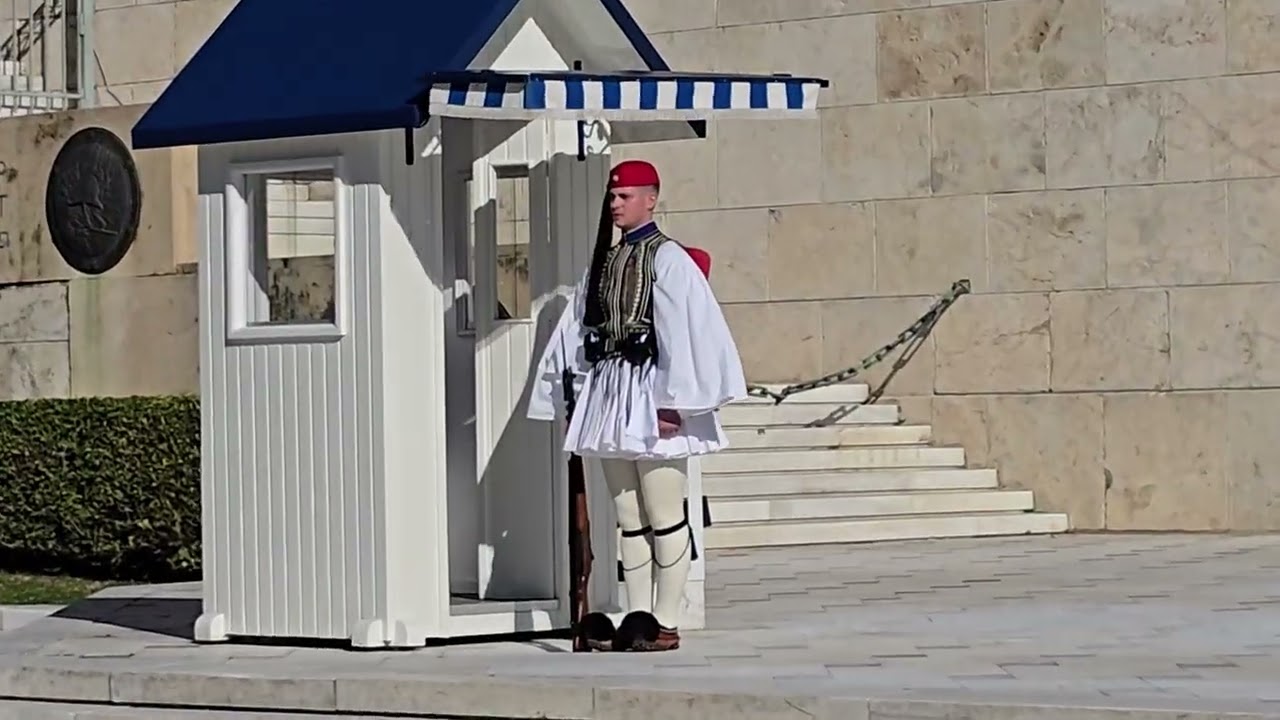 ساحة سيندكما امام برلمان اليويان🇬🇷💙 اتنمى لا تنسو ليك واشترك في قناة حتى نقدم لكم افضل