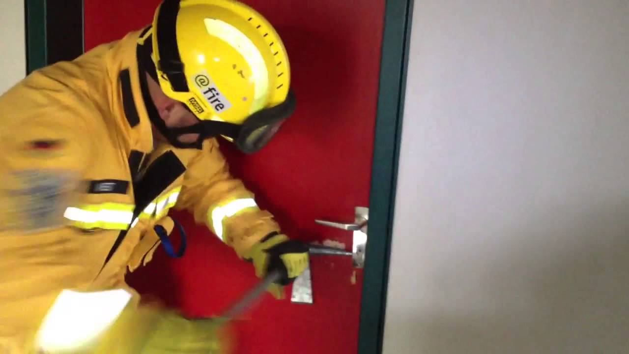 Halligan Tool: forcing door lock