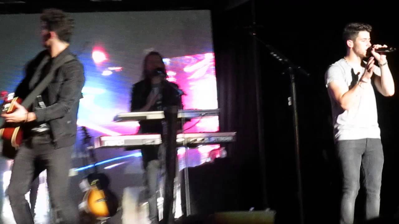 Jonas Brothers - The World (Chicago)