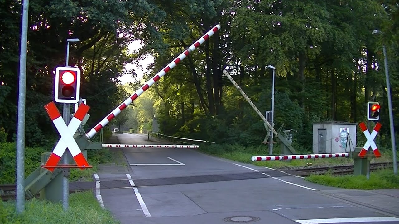 Spoorwegovergang Bedburg-Hau (D) // Railroad crossing // Bahnübergang