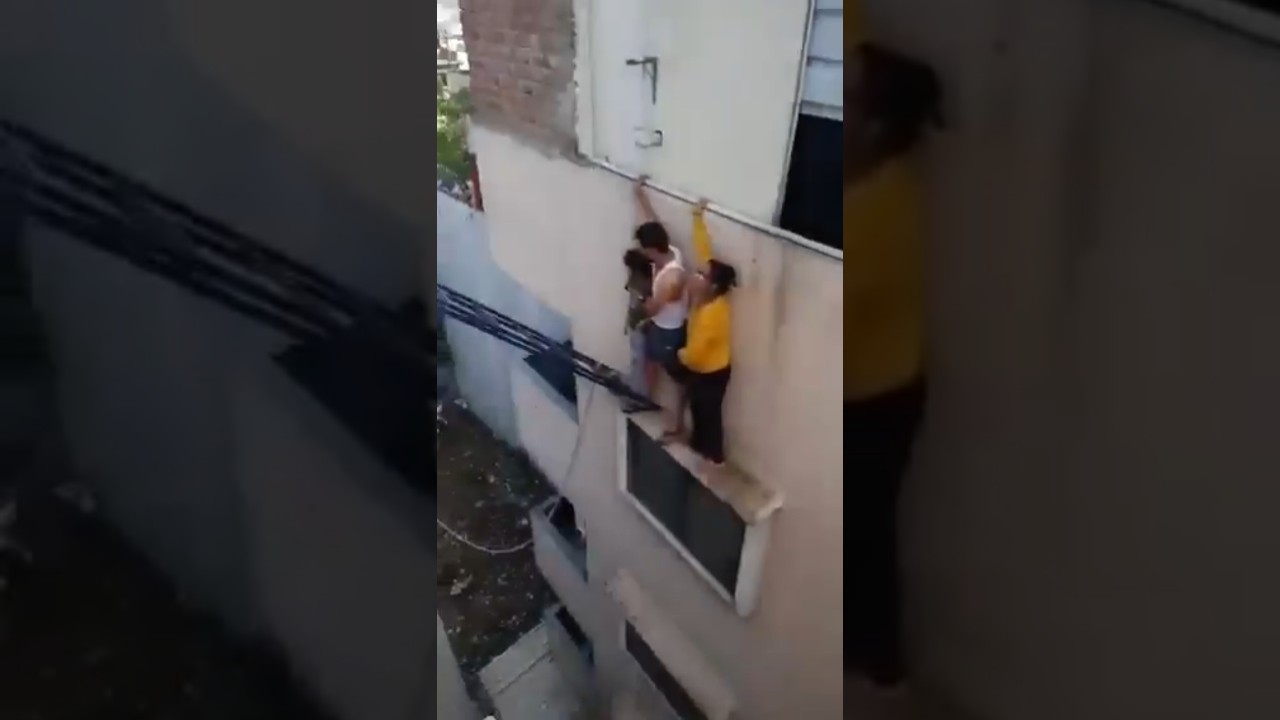 Семья оказалась заблокирована на оконном козырьке во время масштабного пожара в салоне электромоб...