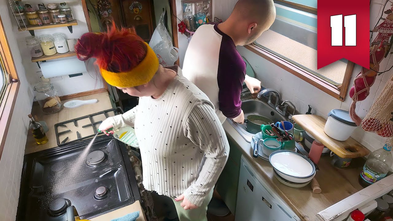 Trying to be productive on our narrowboat 🧼 Vlogmas Day 11