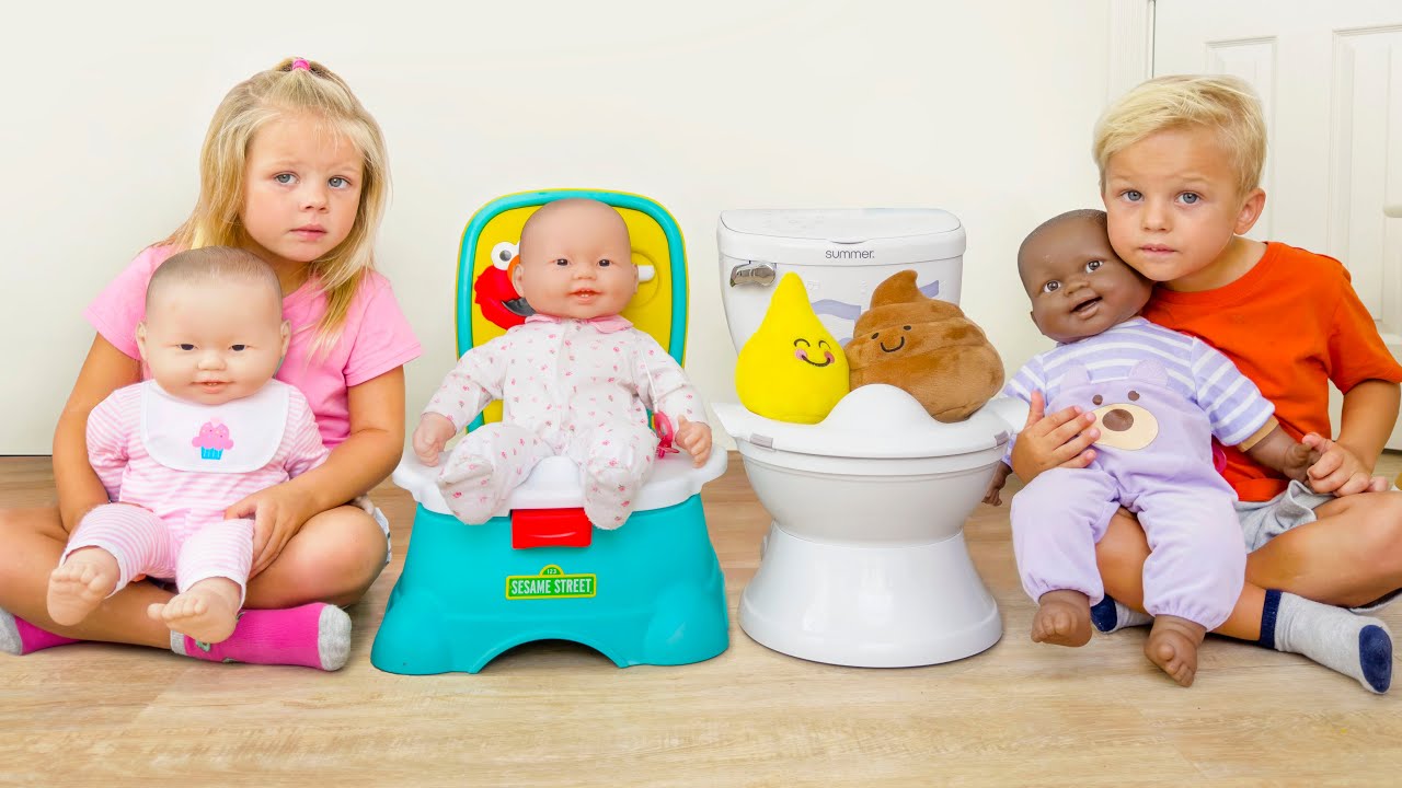 ¡Naomi y David enseñan a sus muñecas bebé a usar el baño!