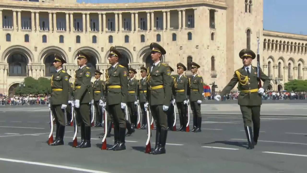Պատվավոր պահակախմբի եւ միացյալ նվագախմբի շարաերթը Անկախության զորահանդեսին