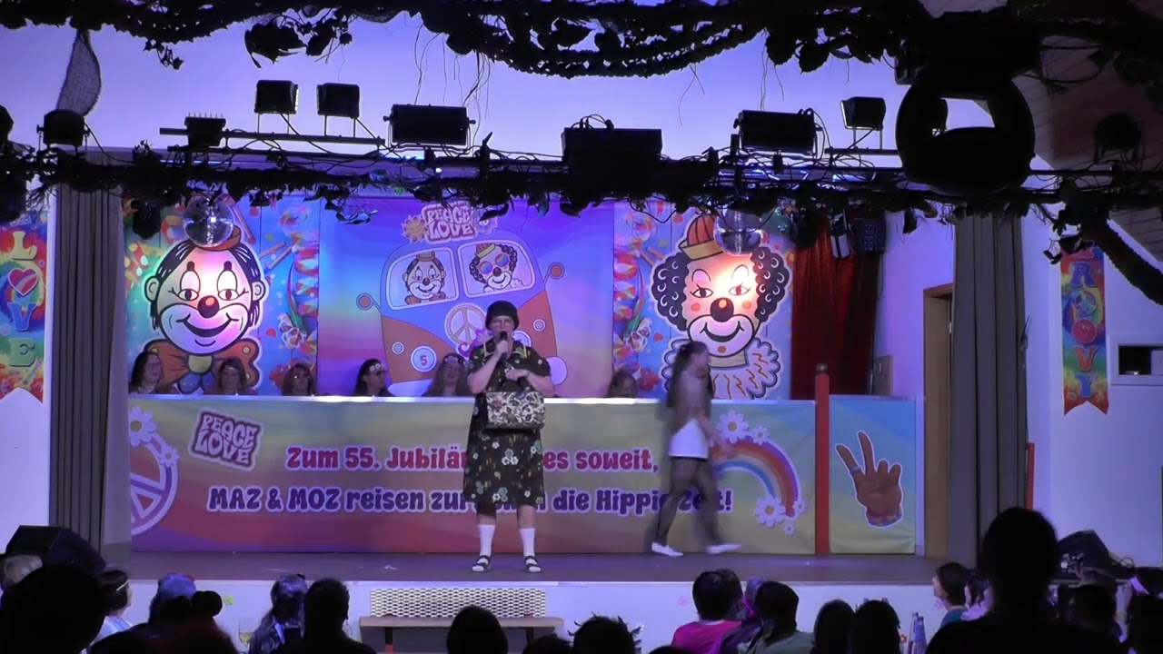 Emma als Ansagerin Weiberfastnacht.