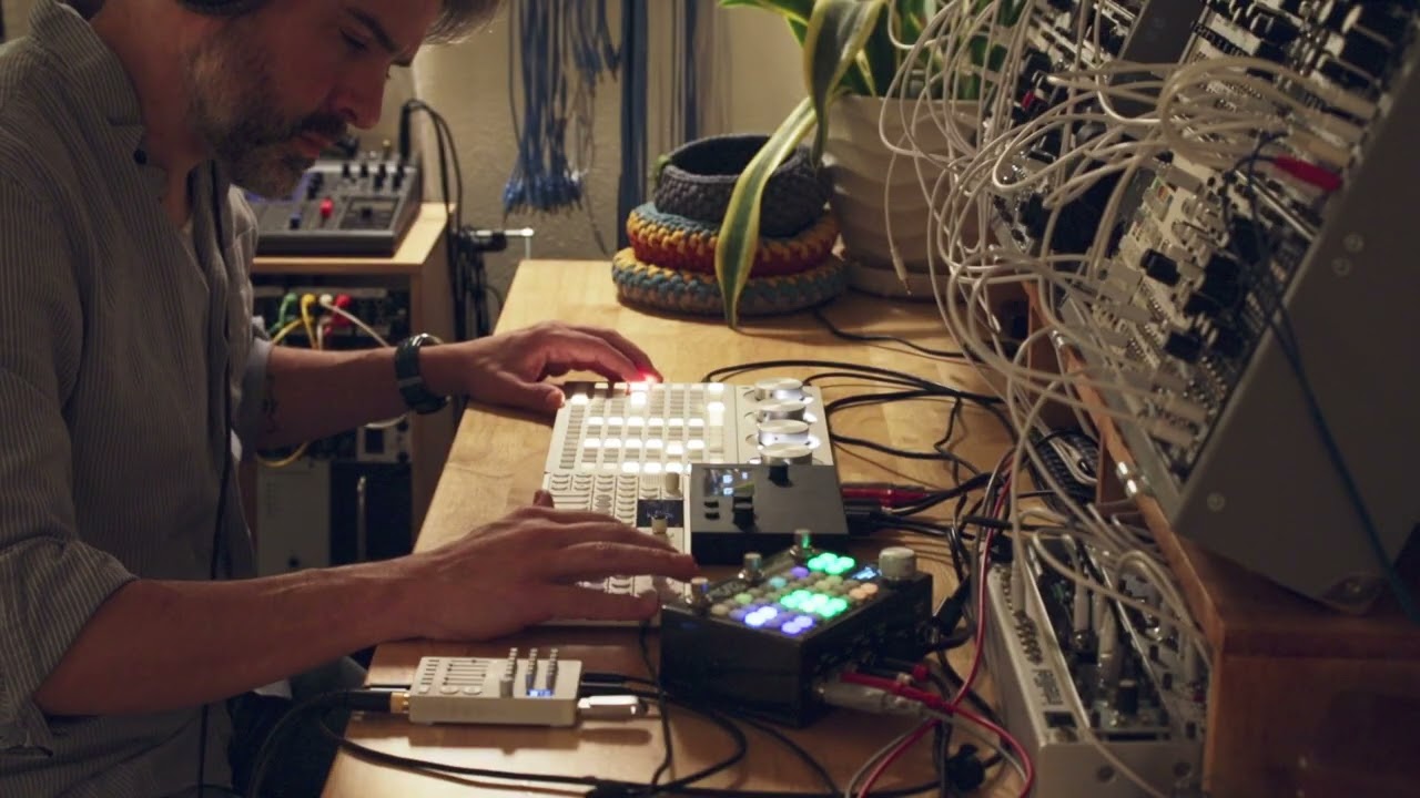 Last of Autumn - meditative synths to relax to 🍂❄️ (15 minutes)