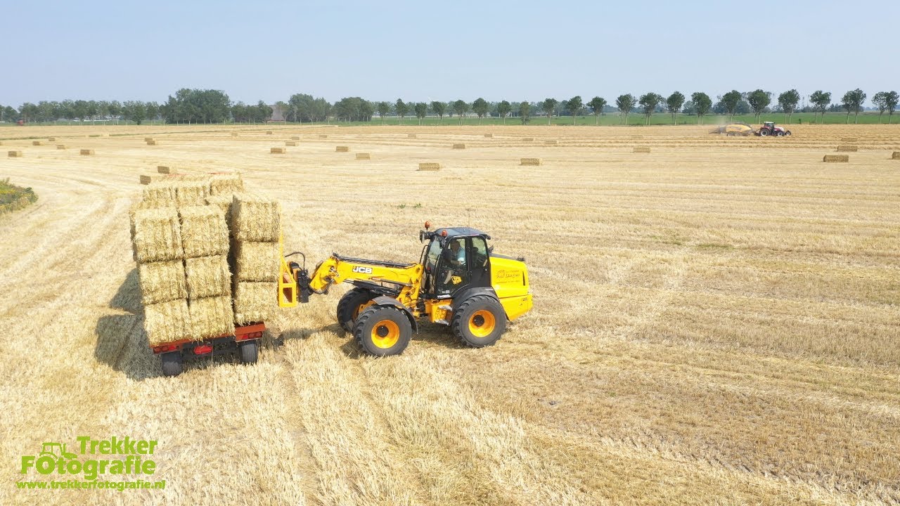 Loonbedrijf van Lingen aan het stro balen persen en laden