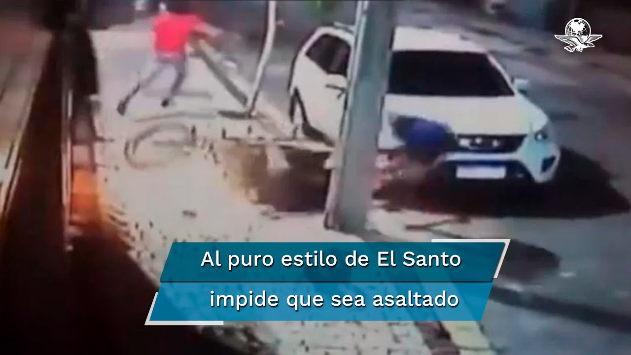 Con patada voladora, joven tumba a ladrones en moto e impide asalto