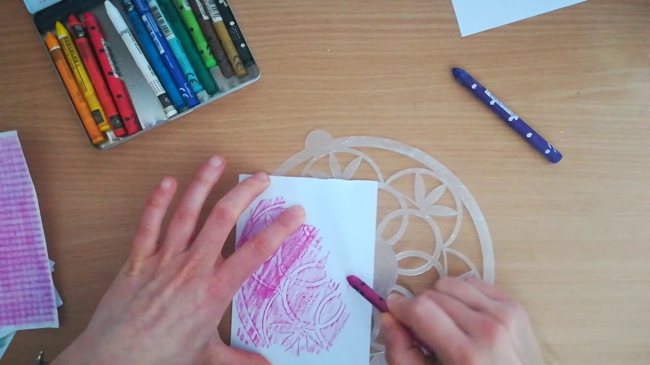 Creare delle texture su carta utilizzando i pastelli a cera e la tecnica del ricalco